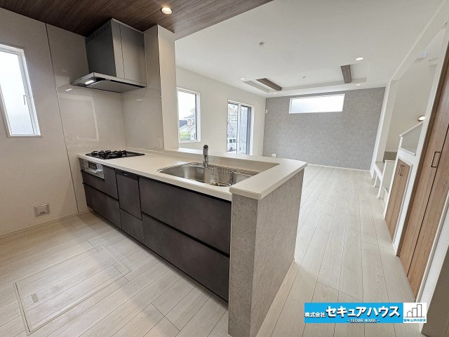 【本日ご案内可能】日進市三本木町廻間　全1棟のキッチン|【キッチンスペース】
◆対面式キッチンのためリビングの様子を見ながら料理することができます。
◆ポップアップ天井でお洒落なキッチンです。
◆家族で並んで料理することができる広さがあります。　　　　　　