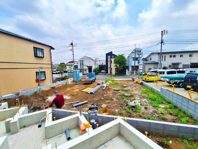 【前面道路含む現地写真】 | 練馬区平和台1丁目　新築分譲住宅　全3棟（成増店） | スーパーやドラッグストアが身近に揃い、毎日の買い物もラクラク。
すぐそばに保育施設や公園も充実し、子育てにも適した住環境です。
