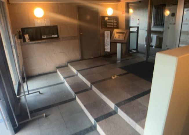 【エントランス】 | ライオンズマンション小田急相模原 | マンションのエントランスには、もともと風よけや防犯の役割がありますが、マンションによって宅配ボックスなどの設備が備わっている所もあります。日々の生活をイメージしながら生活しやすさをチェックしましょう。