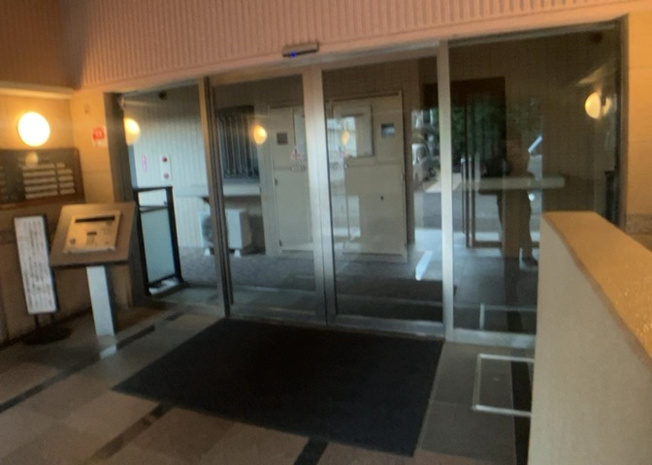 【ロビー】 | ライオンズマンション小田急相模原 | ラウンジは、マンションの共用スペースに椅子やテーブルなどを配置した利用者が寛げる空間です。屋内型ラウンジと屋外型ラウンジがあります。共用部分の管理状況と合わせて、詳細については現地でご確認ください。