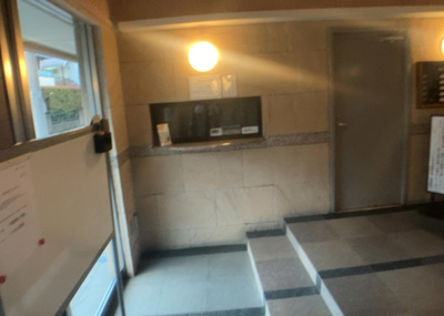 【受付】 | ライオンズマンション小田急相模原 | 受付はマンションコンシェルジュがいる場合もあれば、管理人が滞在する小部屋を総称して呼ぶことがあります。主にエントランスに設置されていることから、防犯面でも期待ができます。防犯設備がない場合はより安心！