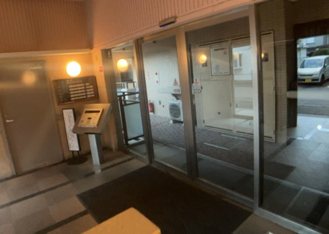 【ロビー】 | ライオンズマンション小田急相模原 | ロビーというと、エントランスと何がちがうの？と思いますよね。実はロビーとエントランスには明確な決まりはありません。物件によっては、エントランスを入って広がるある程度の広さのある空間がロビーとなります。