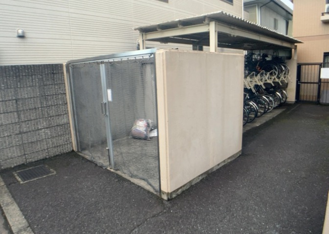 【設備】 | ライオンズマンション小田急相模原 | 共有部分は、住民なら誰もが使える設備のこと。例えば駐車場やエレベーター、インターネット設備、セキュリティ設備などがあります。他にも、マンションの廊下・外部階段やエントランス・ゴミ置き場などがあります。