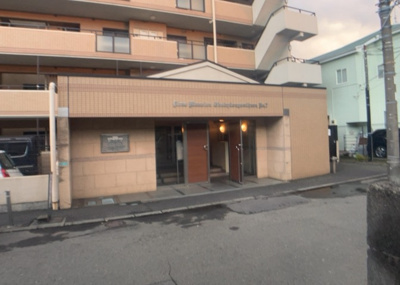 【外観】 | ライオンズマンション小田急相模原 | 隣家の土地はどうなっているのか、生活利便施設が近くにあるのか、学校まで近いかなど、お客様のライフスタイルにあわせたイメージが重要です。また、近くにあると困る施設が近くにないかも確認するといいでしょう。