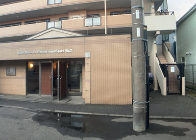 【現況写真】 | ライオンズマンション小田急相模原 | 道幅が広い場所は日当たりや風通が良好です。幅が広いのですれ違いも可能ですし大きな車でも駐車可能！一方で、大型車が通ることも多くなるため交通量の増加により騒音に繋がります。また土地の値段が高くなります。