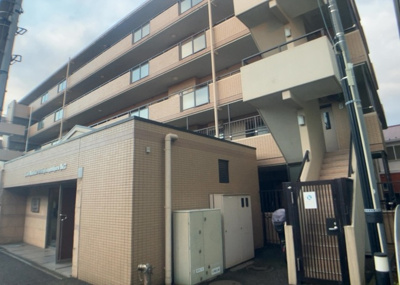 【構造・工法・仕様】 | ライオンズマンション小田急相模原 | ＲＣ造、Reinforced Concreteは直訳すると補強されたコンクリートです。主に柱や梁・床・壁が鉄筋とコンクリートで構成おり、鉄筋を組んだ型枠にコンクリートを流し込んで固めたものを指します。