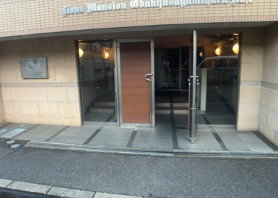 【玄関】 | ライオンズマンション小田急相模原 | 玄関は家の顔でもあり、家族以外の目にも止まる場所です。玄関は外との間を仕切る扉、靴などをしまっておく収納スペース、靴脱ぎのたたきスペース、来客とのやり取りをするドアホンなど複数のアイテムからなります。