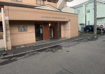【外観】 | ライオンズマンション小田急相模原 | 外観はマンション管理がされているかの目安になります。築年数が古いと、壁面は劣化してひび割れが生じることも！建物が古びていても細かいところが修繕されていると、きちんと管理されているなぁと感じるでしょう。