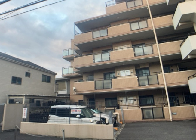 【バルコニー】 | ライオンズマンション小田急相模原 | 一般的なバルコニーは、奥行1.5ｍ程ですが、ワイルドバルコニーは2ｍまで広がっています。そのため洗濯物の間隔をあけ干すことができ、乾きやすいというメリットや、ガーデニングが楽しめる等の特徴があります。