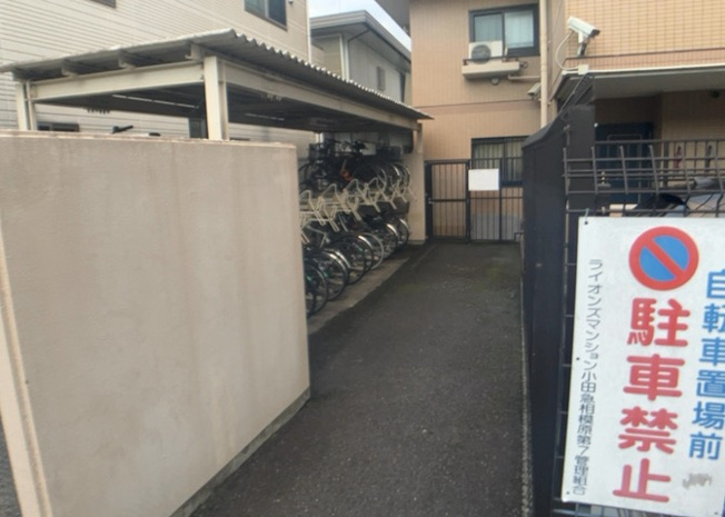 【駐車場】 | ライオンズマンション小田急相模原 | 車一台あたりに必要なスペースは、標準サイズの普通自動車で横幅2m50cm、長さ5mは必要になります。ただし、乗降のことも考慮して横幅3m30cm、長さ5m50cmほどは確保できるところを選びましょう。