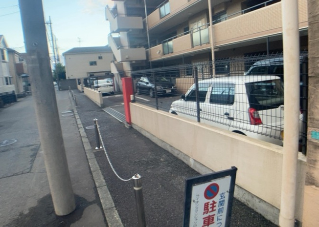 【駐車場】 | ライオンズマンション小田急相模原 | 駐車場と明記されていても、最小スペースでつくられた駐車場だと大型車は駐車できなかったり、出入りしにくくなったりする可能性があります。お車のサイズと購入したい物件の駐車場のサイズを現地で確認しましょう。
