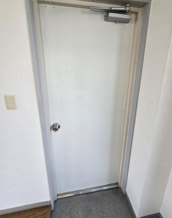 所沢マコトビルの玄関