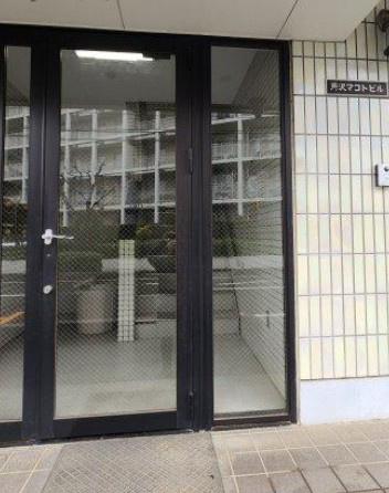 所沢マコトビルのエントランス