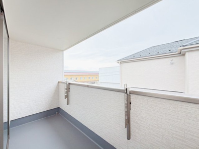 【バルコニー】 | 渋川市石原　新築住宅 | 日当たりの良いバルコニーで毎日の暮らしに明るさとゆとりを。洗濯物もよく乾き、季節の移ろいを感じながら過ごせます。