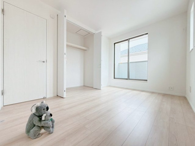 【洋室】 | 渋川市石原　新築住宅 | 窓からそそがれる暖かみのある明るい空間。広々としたプライベート空間で自分の時間を楽しめます。フローリング仕様で普段のお掃除も楽々です。