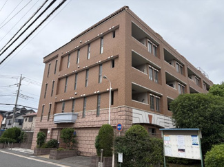 【外観】 | グランシティ戸田 | 石造り風の柱やアーチ状のデザイン、ヨーロッパの街並みを彷彿とさせるクラシカルな照明などが配されており高級感があります。