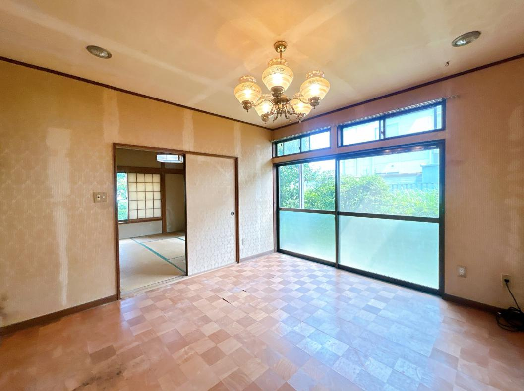 日立市本宮町4丁目　中古戸建の居間・リビング|お子様が元気に遊べる広々としたリビングです。