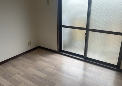【洋室】 | サンシャインⅡ座間 | 洋室のメリットは重い家具が置きやすく、身の回りが整理しやすいことです。 床がフローリングのため畳とは異なり凹みにくいです。 クローゼットなど収納が豊富で、普段使わない旅行カバンや服の整頓も簡単にです。