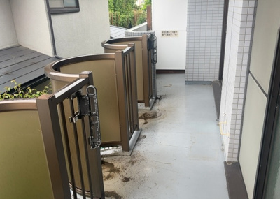 【バルコニー】 | サンシャインⅡ座間 | バルコニーは、室外の専用スペースのうち、「屋根がなく開放された空間」であるものを指します。ベランダより広いタイプのものが多く、日当たりもよいため家庭菜園などを楽しみたい人にとって適した環境となります。