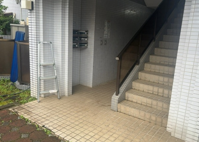 【エントランス】 | サンシャインⅡ座間 | マンションのエントランスには、もともと風よけや防犯の役割がありますが、マンションによって宅配ボックスなどの設備が備わっている所もあります。日々の生活をイメージしながら生活しやすさをチェックしましょう。