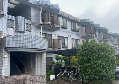 【現況写真】 | サンシャインⅡ座間 | 外観はマンション管理がされているかの目安になります。築年数が古いと、壁面は劣化してひび割れが生じることも！建物が古びていても細かいところが修繕されていると、きちんと管理されているなぁと感じるでしょう。