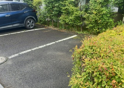 【駐車場】 | サンシャインⅡ座間 | 車一台あたりに必要なスペースは、標準サイズの普通自動車で横幅2m50cm、長さ5mは必要になります。ただし、乗降のことも考慮して横幅3m30cm、長さ5m50cmほどは確保できるところを選びましょう。