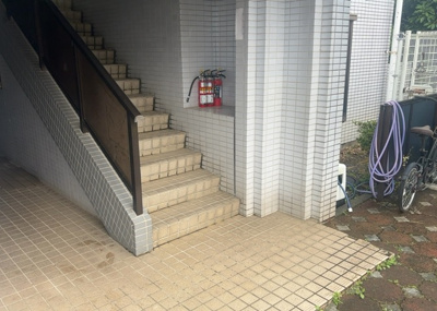 【ロビー】 | サンシャインⅡ座間 | ラウンジは、マンションの共用スペースに椅子やテーブルなどを配置した利用者が寛げる空間です。屋内型ラウンジと屋外型ラウンジがあります。共用部分の管理状況と合わせて、詳細については現地でご確認ください。