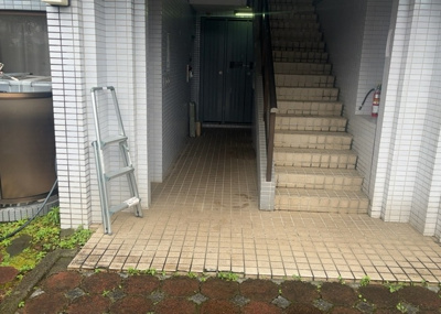 【ロビー】 | サンシャインⅡ座間 | ロビーというと、エントランスと何がちがうの？と思いますよね。実はロビーとエントランスには明確な決まりはありません。物件によっては、エントランスを入って広がるある程度の広さのある空間がロビーとなります。
