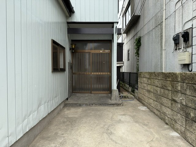 梅田三丁目貸家の駐車場