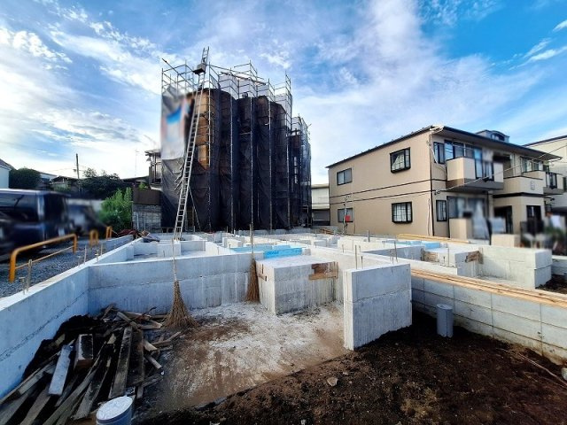 【前面道路含む現地写真】 | 練馬区平和台1丁目　新築分譲住宅　全3棟（成増店） | スーパーやドラッグストアが身近に揃い、毎日の買い物もラクラク。
すぐそばに保育施設や公園も充実し、子育てにも適した住環境です。