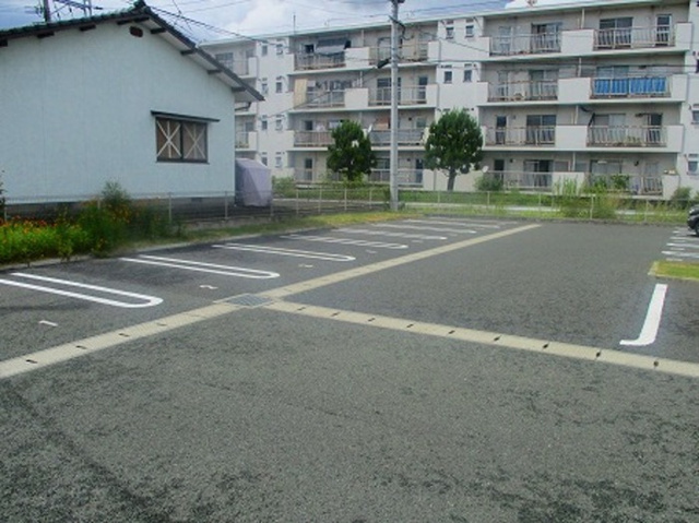 ぷらたなすⅢの駐車場