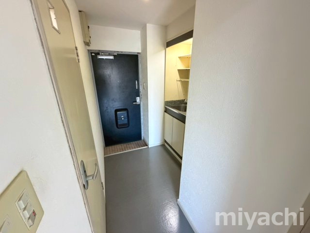 メゾン三軒屋の玄関
