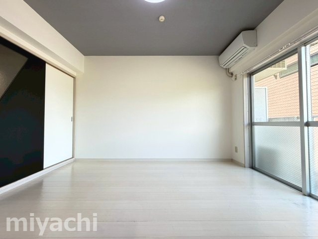 メゾン三軒屋の居間・リビング