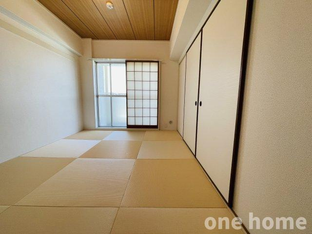 ラウンドシティフドウ香里南B棟の和室|◆約6.0帖和室です！畳は温かみがありますね♪
◆障子から暖かな陽が差し込みます♪