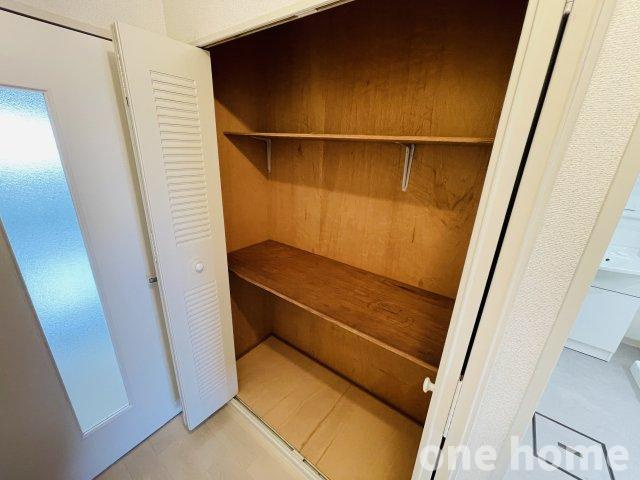 ラウンドシティフドウ香里南B棟の収納|◆廊下収納です！日用品をしっかり収納できます！扉を閉めればスッキリとした印象に♪