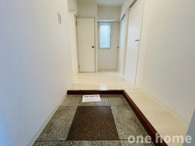ラウンドシティフドウ香里南B棟の玄関|◆広々とした玄関です！廊下に窓があり明るい玄関です！