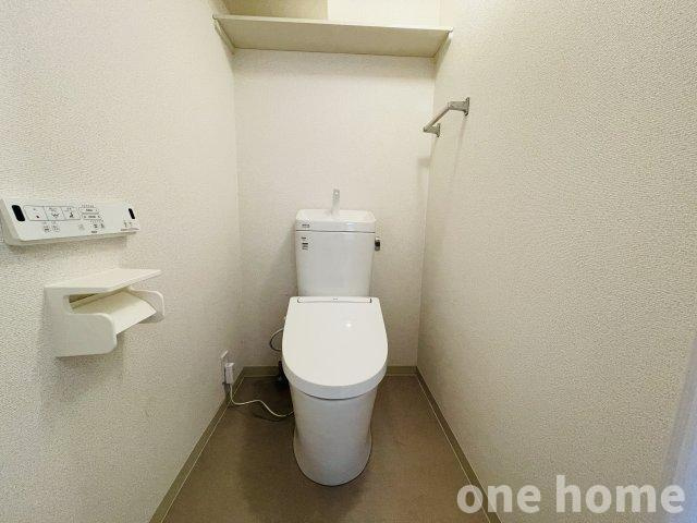 ラウンドシティフドウ香里南B棟のトイレ|◆新調された温水洗浄便座付きトイレです！操作がしやすい壁掛けリモコン♪
◆トイレットペパーホルダーが備えられ、上に小物が置けて重宝します！