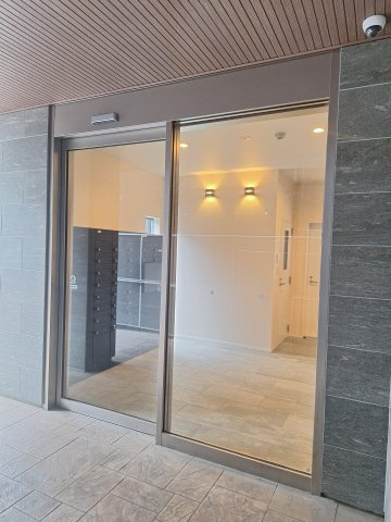 Ｈｅｂｅｌ　Ｂｕｉｌｄｓ　Ｈａｎｅｄａ（ヘーベルビルズハネダ）のエントランス