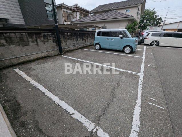キャピタルハイツ姫里の駐車場