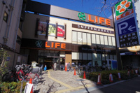 ライフ若松河田駅前店まで369m