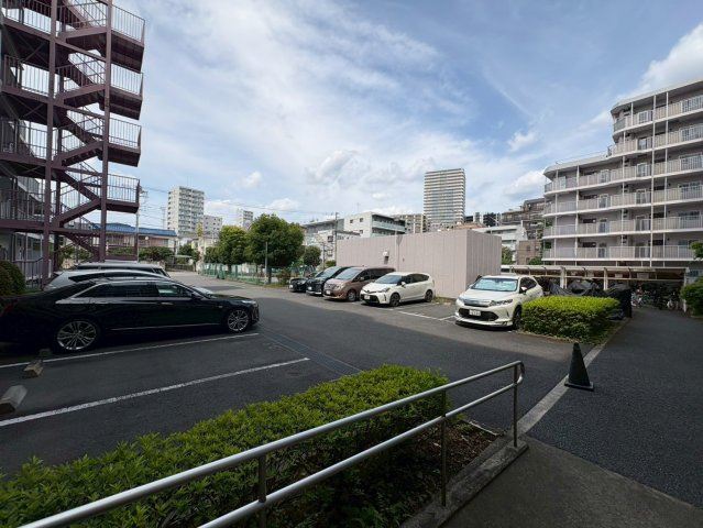 府中スカイハイツの駐車場