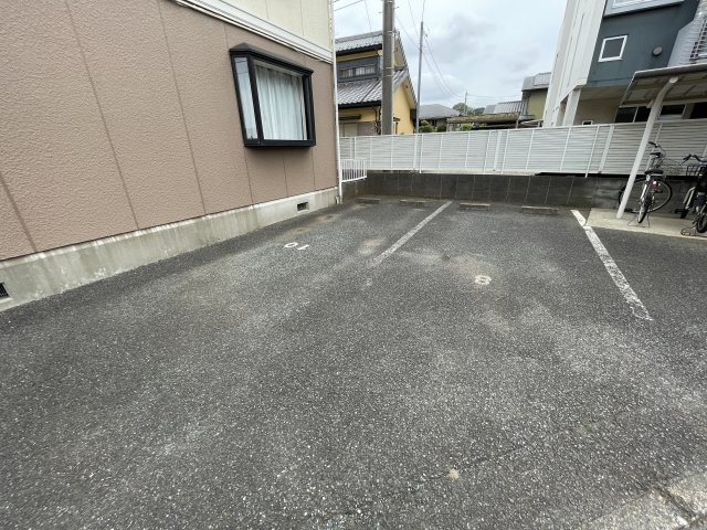 ザ・ドゥシェルの駐車場