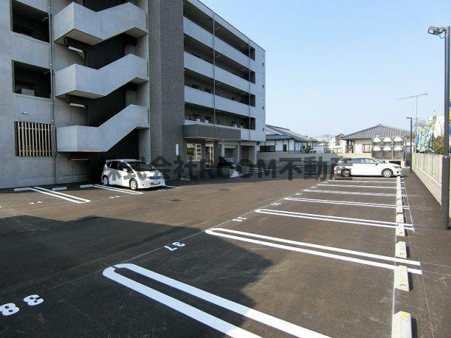 フリューゲル年見の駐車場|駐車場です