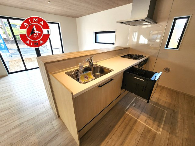 糟屋郡宇美町とびたけ4丁目第4-3棟（2号棟）のキッチン|ダイニングテーブルへの配膳がラクラク、お料理はかどるカウンター付きシステムキッチン！