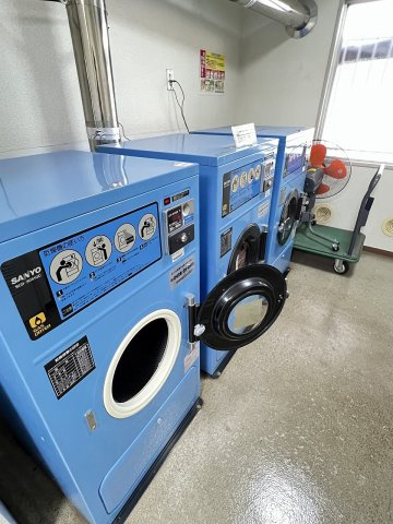 コインランドリーがあるのでお部屋に洗濯機が無くても安心です！雨の日には乾燥機が使えるのも嬉しいです！