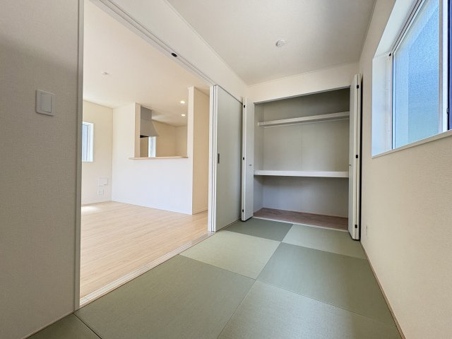 CRADLE GARDEN小倉南区沼緑町第3のキッチン|スライド式収納です　調理器具や調味料などがすっぽりと収まり、奥まで収納しても出し入れがしやすいキッチンです