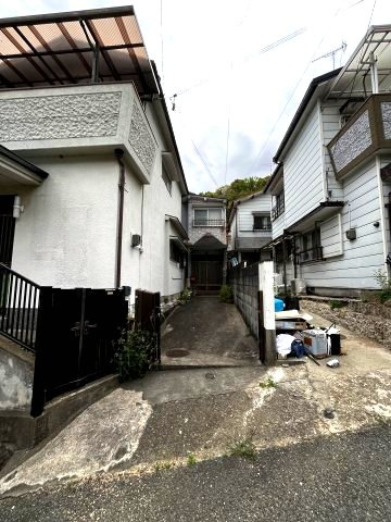 高東町1丁目の前面道路含む現地写真|閑静な住宅地で叶える穏やかな新生活
