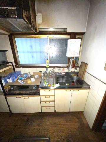 高東町1丁目のキッチン|自然光が入る窓のあるキッチン
