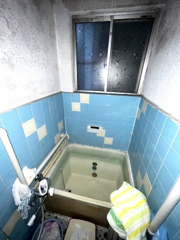 高東町1丁目の浴室|窓のある浴室は、換気ができ明るいです
