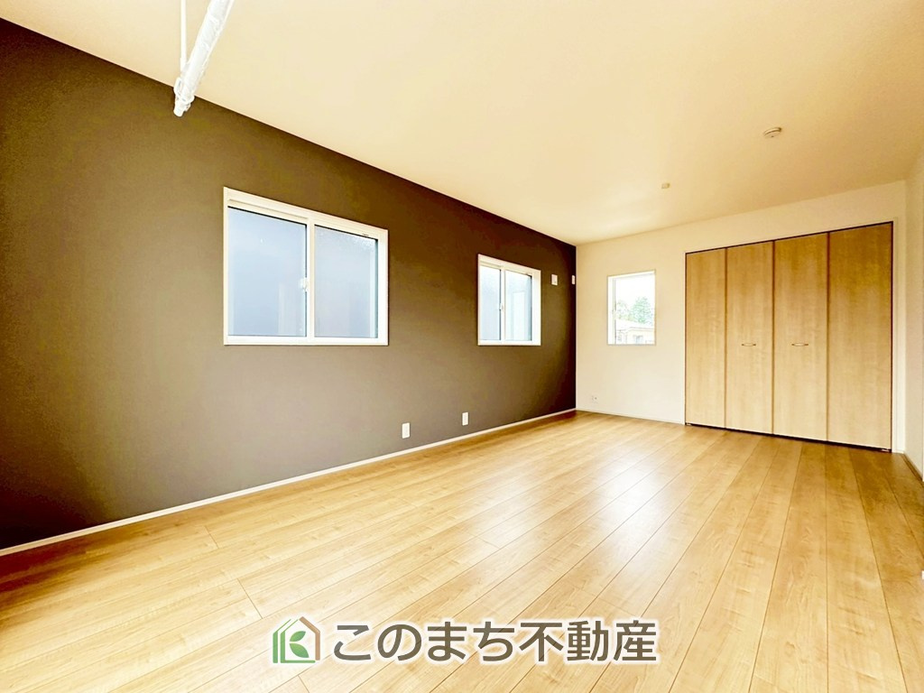 ブルーミングガーデン宇都宮市中戸祭1丁目の洋室|柔らかい陽光が差し込む明るいお部屋を演出する設計。彩光の取れる窓が気持ちの良いお部屋を創り上げます。
